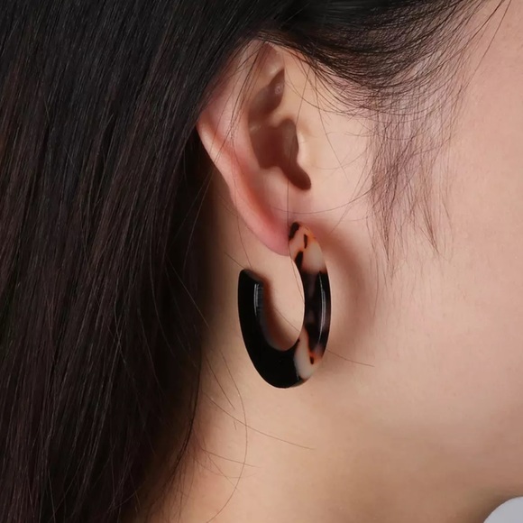 The Ellie - Two Toned Resin Tortoise Earrings - Picture 5 of 5